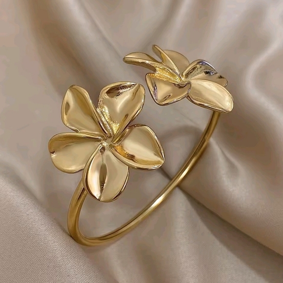 Anthropologie Jewelry - Elegant Gold Floral Bracelet